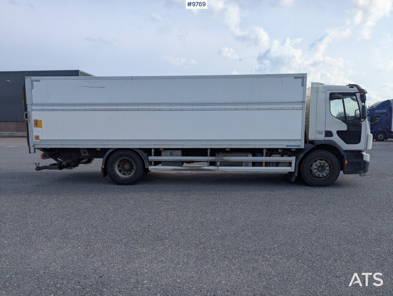 Camião furgão Box Truck Volvo FE 4X2 with tail lift, height adjustable box: foto 10