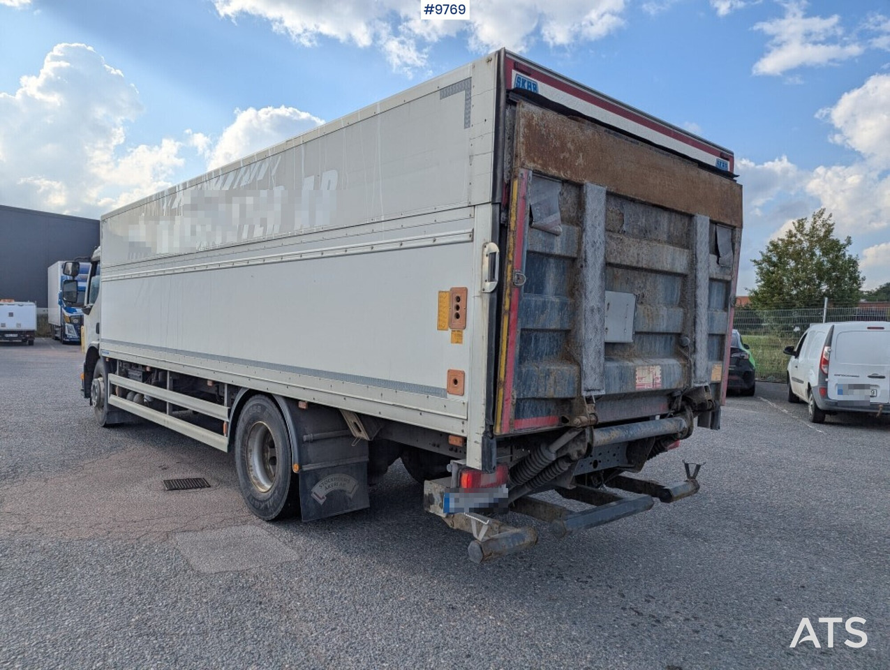 Camião furgão Box Truck Volvo FE 4X2 with tail lift, height adjustable box: foto 8