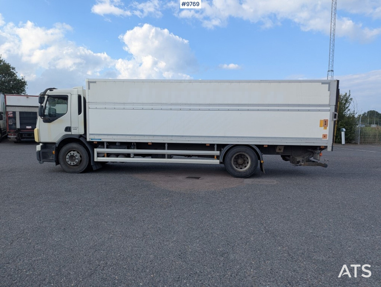 Camião furgão Box Truck Volvo FE 4X2 with tail lift, height adjustable box: foto 7
