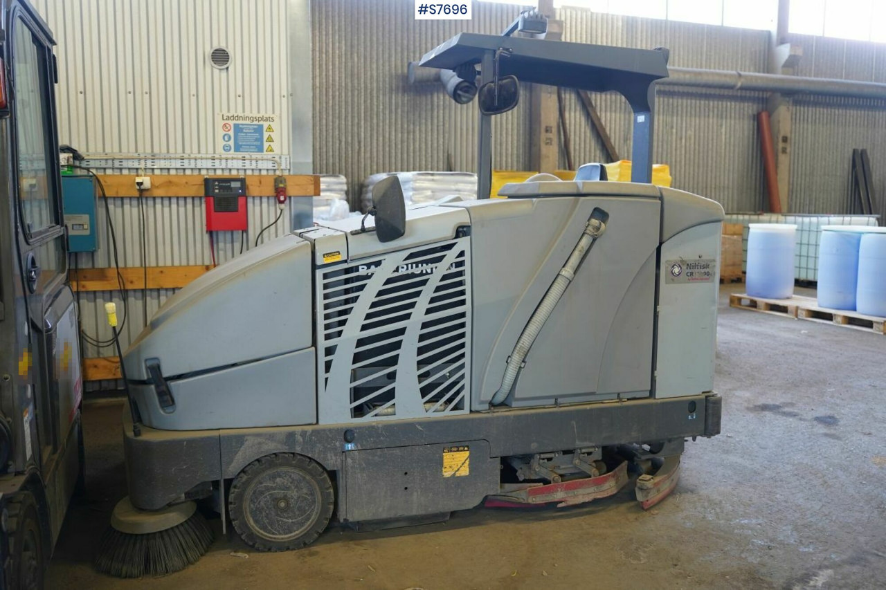 Cleaning machine Nilfisk CR1200 rep.object - Varredora urbana: foto 1 Cleaning machine Nilfisk CR1200 rep.object - Varredora urbana: foto 1