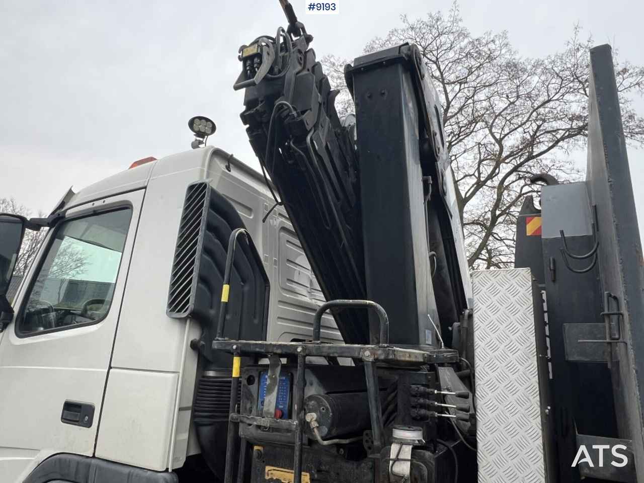 Crane truck VOLVO FM 6*2 with Flatbed and Gravel flatbed (See Video) - Camião grua: foto 4 Crane truck VOLVO FM 6*2 with Flatbed and Gravel flatbed (See Video) - Camião grua: foto 4