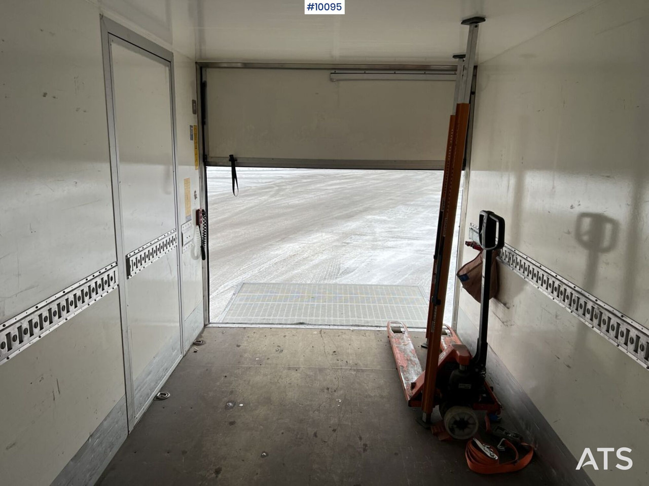 Carrinha de contentor VOLKSWAGEN CRAFTER with tailgate lift: foto 13 Carrinha de contentor VOLKSWAGEN CRAFTER with tailgate lift: foto 13