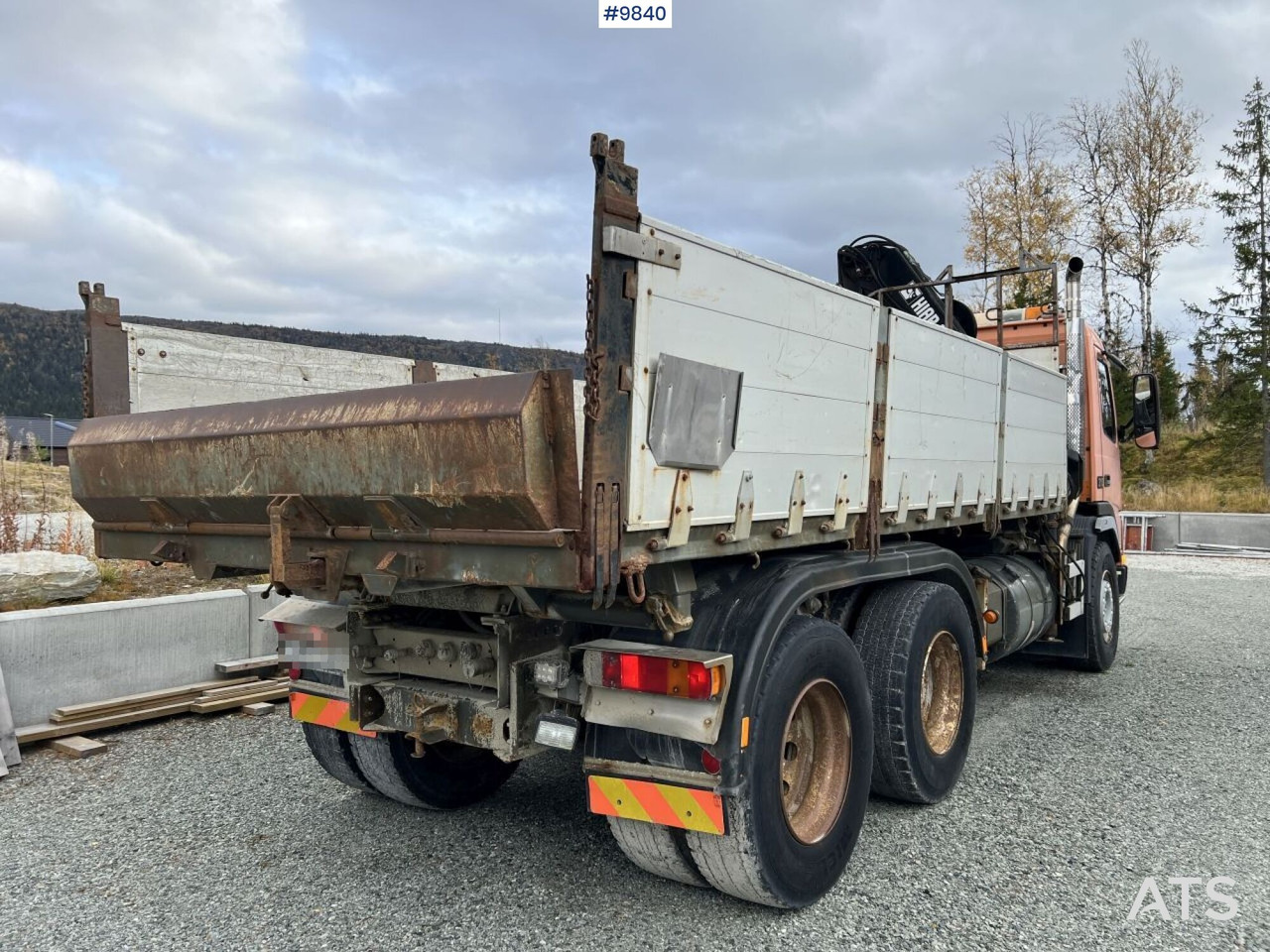 Volvo FM7 crane truck/tipper truck with Hiab 112 (video) - Camião basculante: foto 5 Volvo FM7 crane truck/tipper truck with Hiab 112 (video) - Camião basculante: foto 5