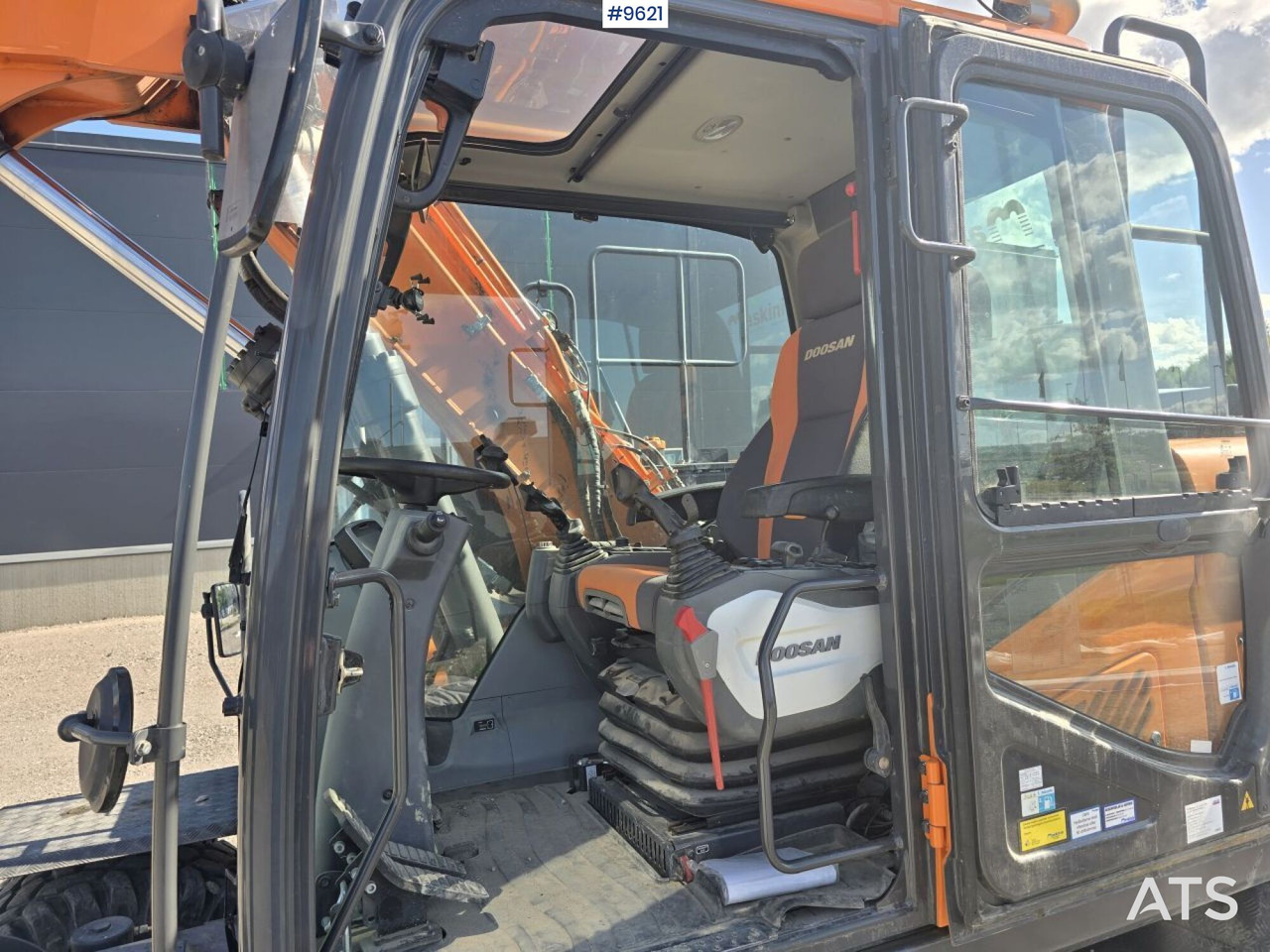 Escavadeira de rodas Wheeled Excavator Doosan DX160W with attachment and trailer: foto 7 Escavadeira de rodas Wheeled Excavator Doosan DX160W with attachment and trailer: foto 7