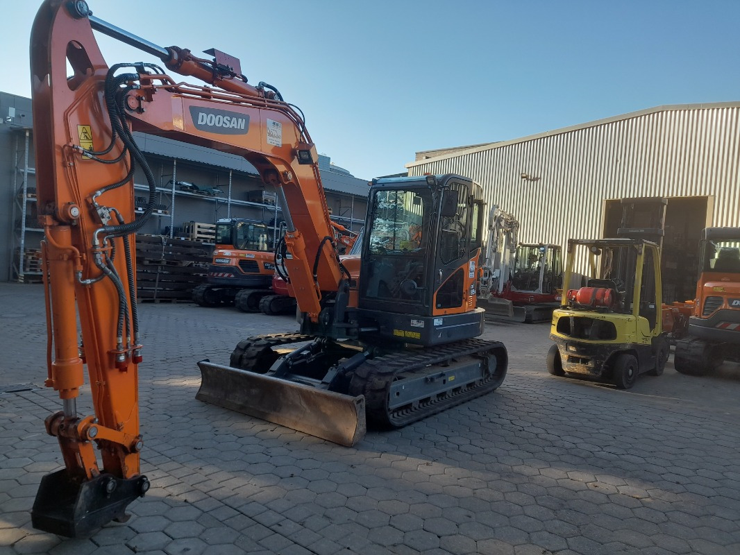 Doosan DX85R-3 - Escavadeira: foto 1 Doosan DX85R-3 - Escavadeira: foto 1