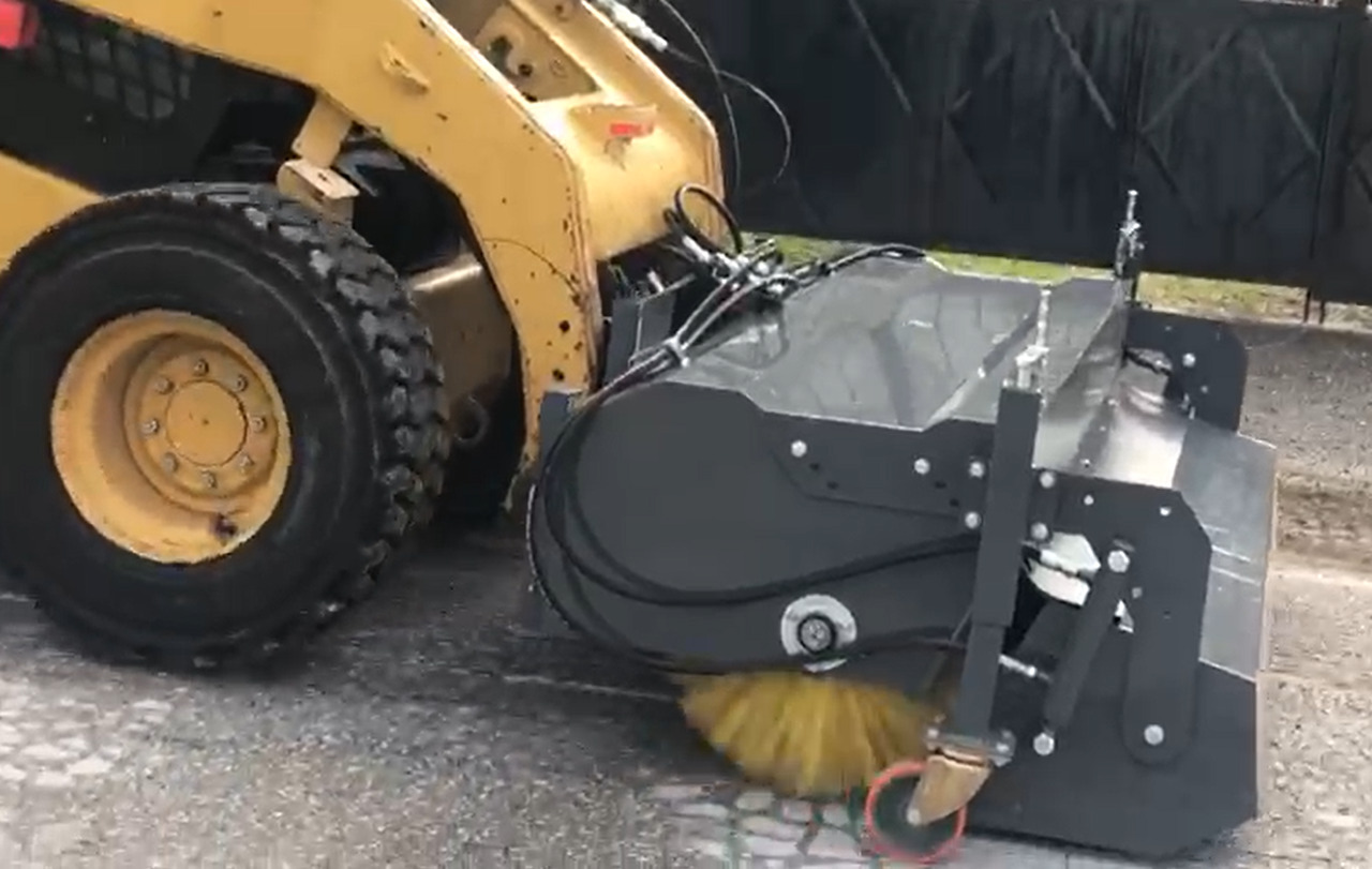 SAYGINLAR SKID STEER MOUNTED ROAD SWEEPER - Vassoura para Mini pá carregadora: foto 2 SAYGINLAR SKID STEER MOUNTED ROAD SWEEPER - Vassoura para Mini pá carregadora: foto 2