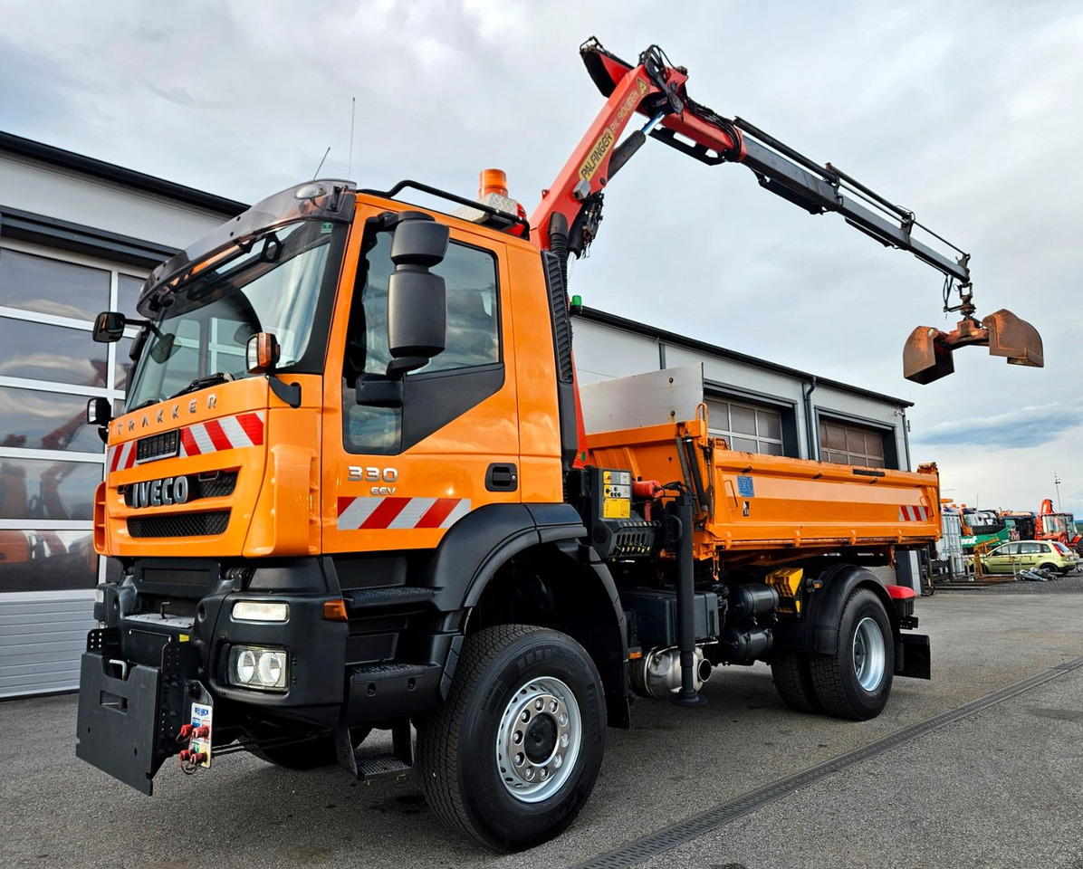 Iveco Trakker 190T33 4x4 Euro5 Kran Palfinger Funk - Camião basculante, Camião grua: foto 1 Iveco Trakker 190T33 4x4 Euro5 Kran Palfinger Funk - Camião basculante, Camião grua: foto 1