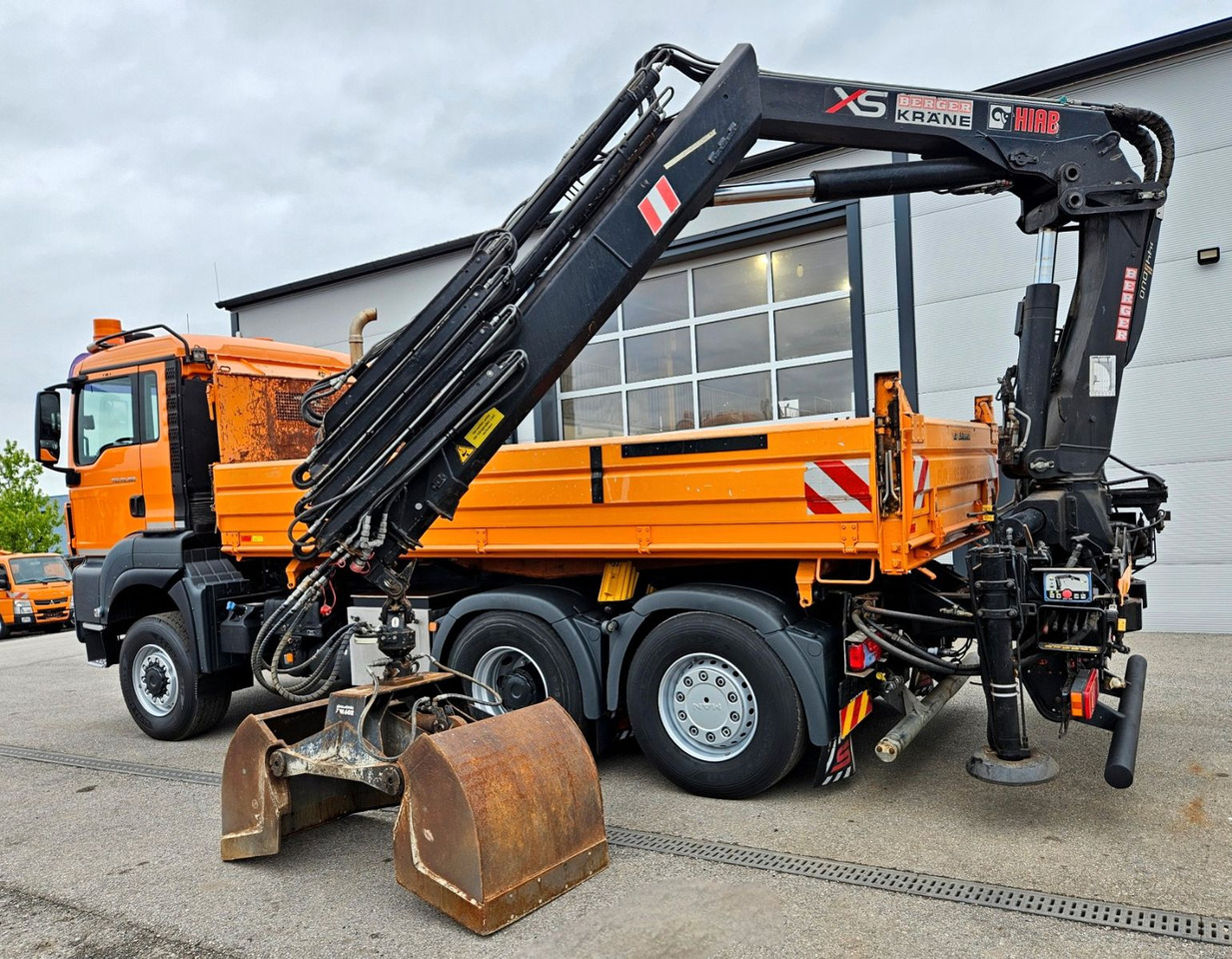 Camião basculante, Camião grua MAN TGS 28.360 6x4-4 HIAB 144E-4 Kran Euro5: foto 15