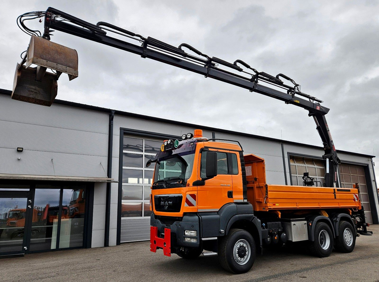 MAN TGS 28.360 6x4-4 HIAB 144E-4 Kran Euro5 - Camião basculante, Camião grua: foto 1 MAN TGS 28.360 6x4-4 HIAB 144E-4 Kran Euro5 - Camião basculante, Camião grua: foto 1
