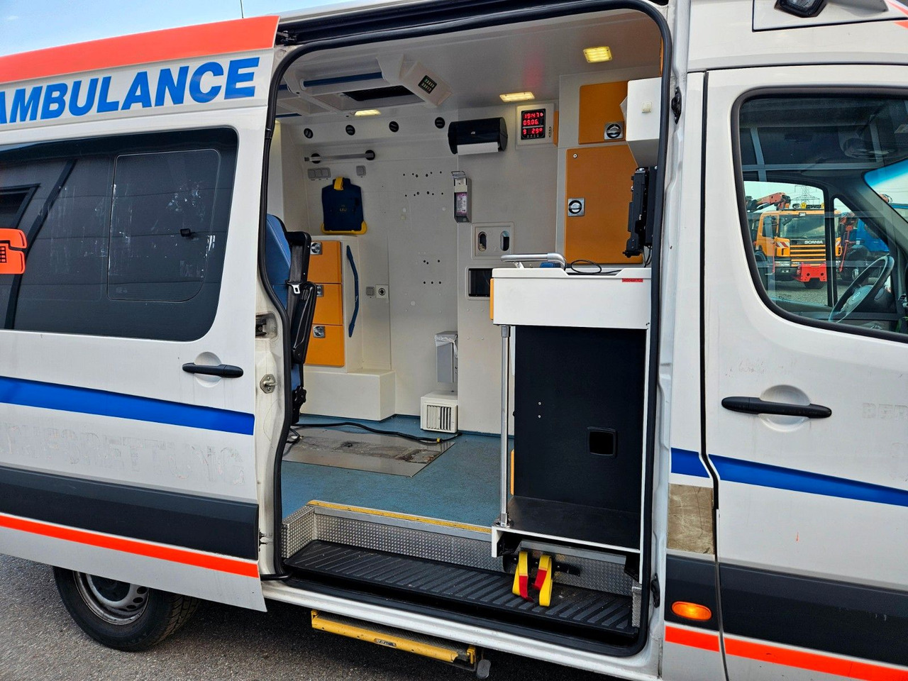 Ambulância Volkswagen CRAFTER TDI Ambulance RTW L2H2 DLOUHY: foto 12