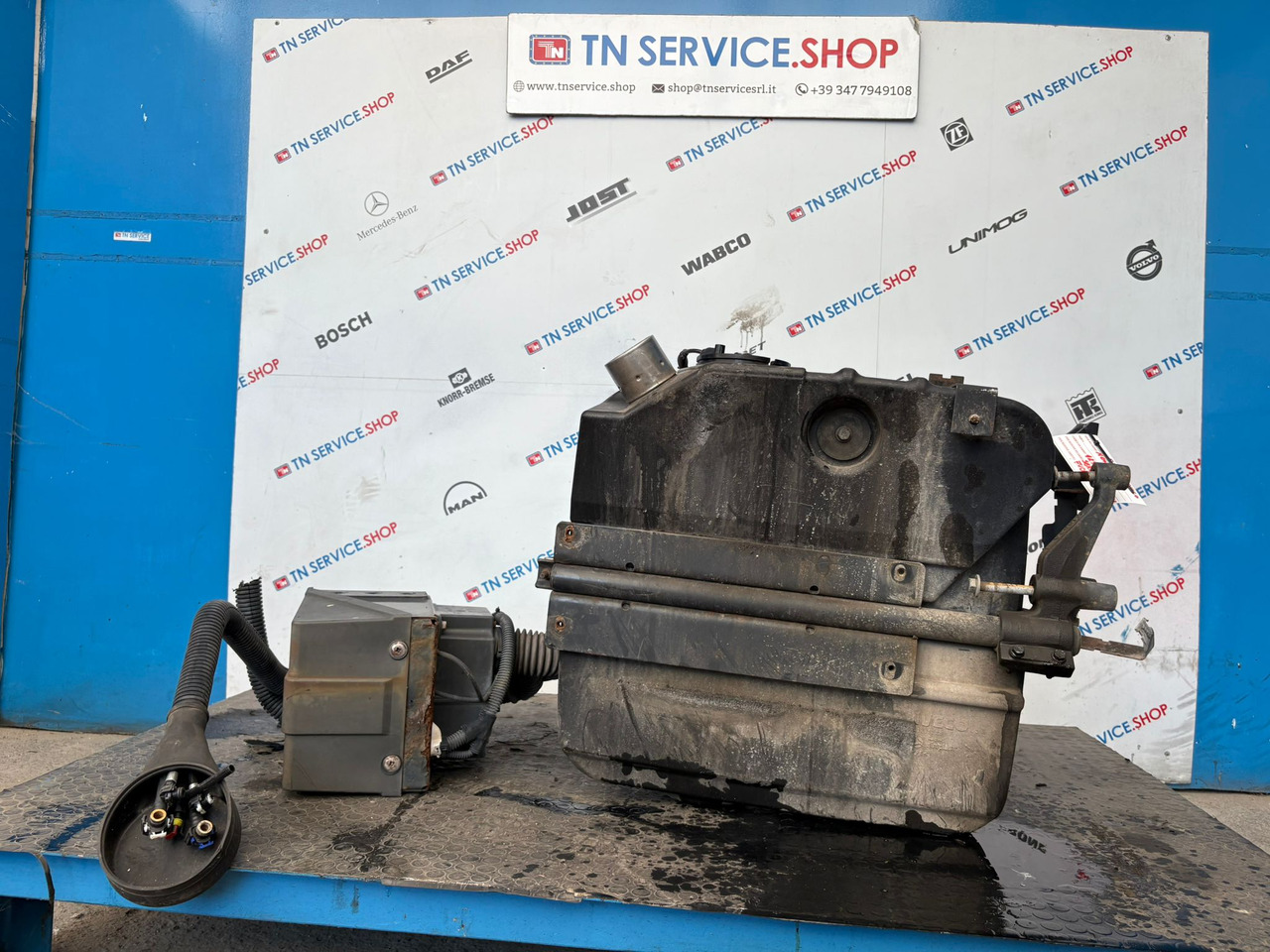 Serbatoio Adblue Iveco - Tanque para AdBlue para Veículo comercial: foto 1 Serbatoio Adblue Iveco - Tanque para AdBlue para Veículo comercial: foto 1