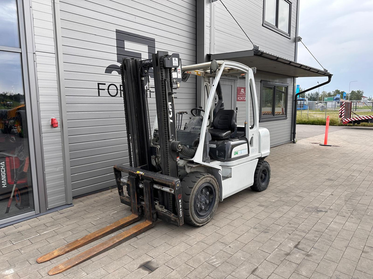 Unicarriers YG1D2A30Q - Empilhador a diesel: foto 1 Unicarriers YG1D2A30Q - Empilhador a diesel: foto 1