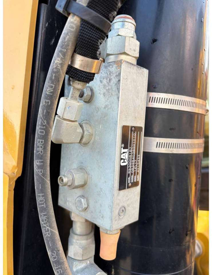 Retroescavadeira CAT 432F2: foto 17