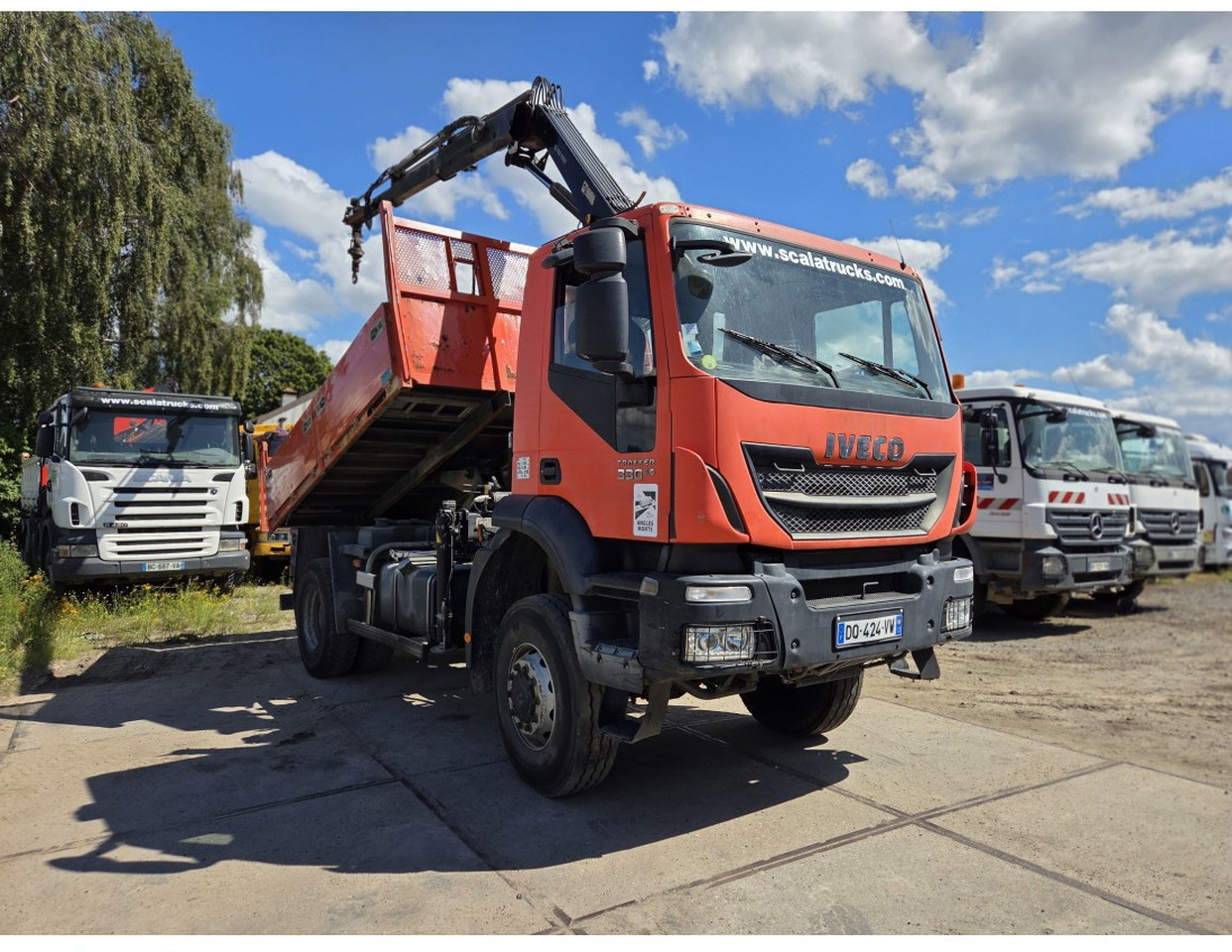 IVECO TRAKKER 330 AD190T33 4X4 TIPPER CRANE HIAB 099 ES-2 - Camião basculante, Camião grua: foto 2 IVECO TRAKKER 330 AD190T33 4X4 TIPPER CRANE HIAB 099 ES-2 - Camião basculante, Camião grua: foto 2