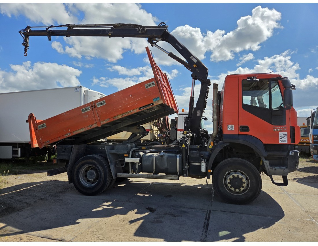 IVECO TRAKKER 330 AD190T33 4X4 TIPPER CRANE HIAB 099 ES-2 - Camião basculante, Camião grua: foto 3 IVECO TRAKKER 330 AD190T33 4X4 TIPPER CRANE HIAB 099 ES-2 - Camião basculante, Camião grua: foto 3