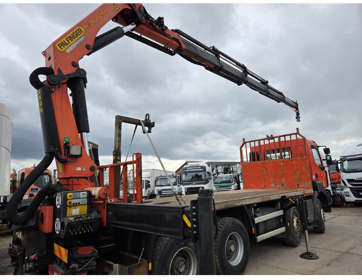 Renault Kerax 430 8X4 Flatbed Crane Palfinger PK26002EH 26 ton 5 Extensions *Retarder - Camião de caixa aberta/ Plataforma, Camião grua: foto 2 Renault Kerax 430 8X4 Flatbed Crane Palfinger PK26002EH 26 ton 5 Extensions *Retarder - Camião de caixa aberta/ Plataforma, Camião grua: foto 2