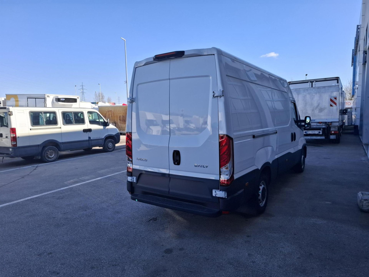 IVECO Daily 35S14V - Furgão de passageiros: foto 4 IVECO Daily 35S14V - Furgão de passageiros: foto 4