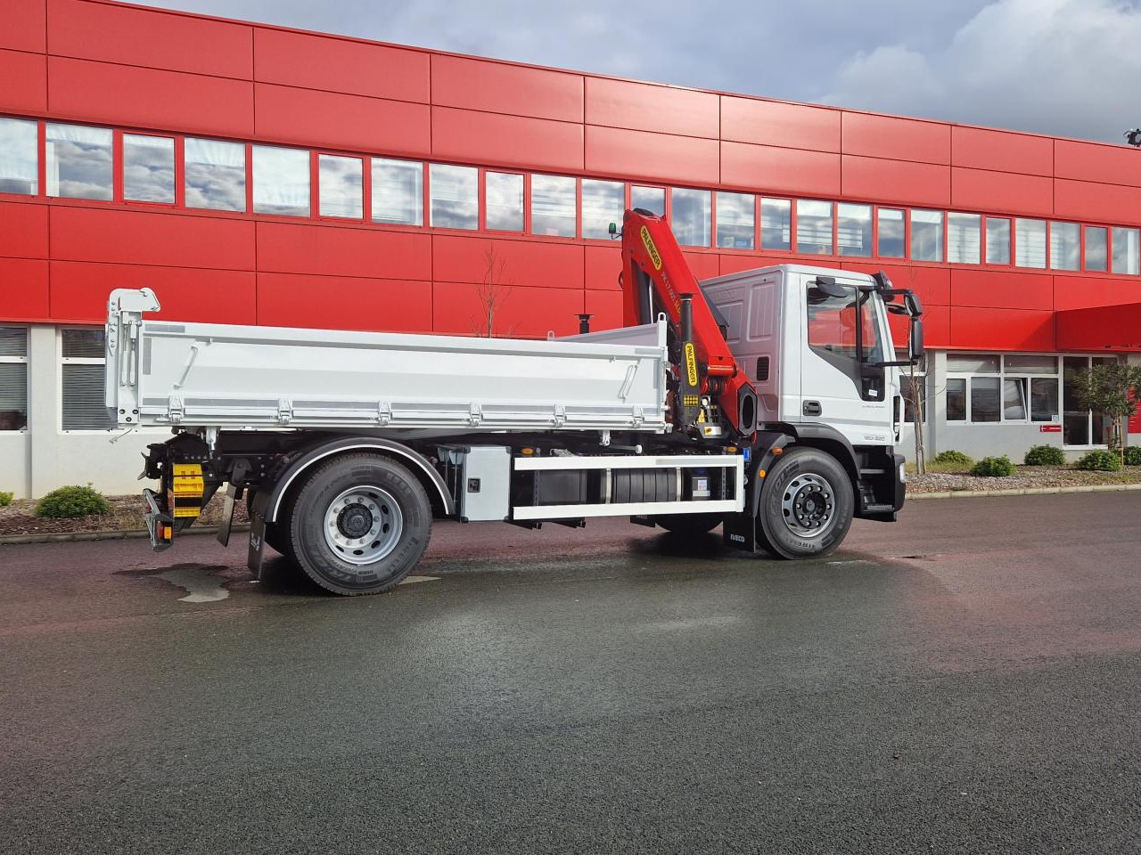 IVECO Eurocargo ML180E32 - Camião basculante: foto 4 IVECO Eurocargo ML180E32 - Camião basculante: foto 4