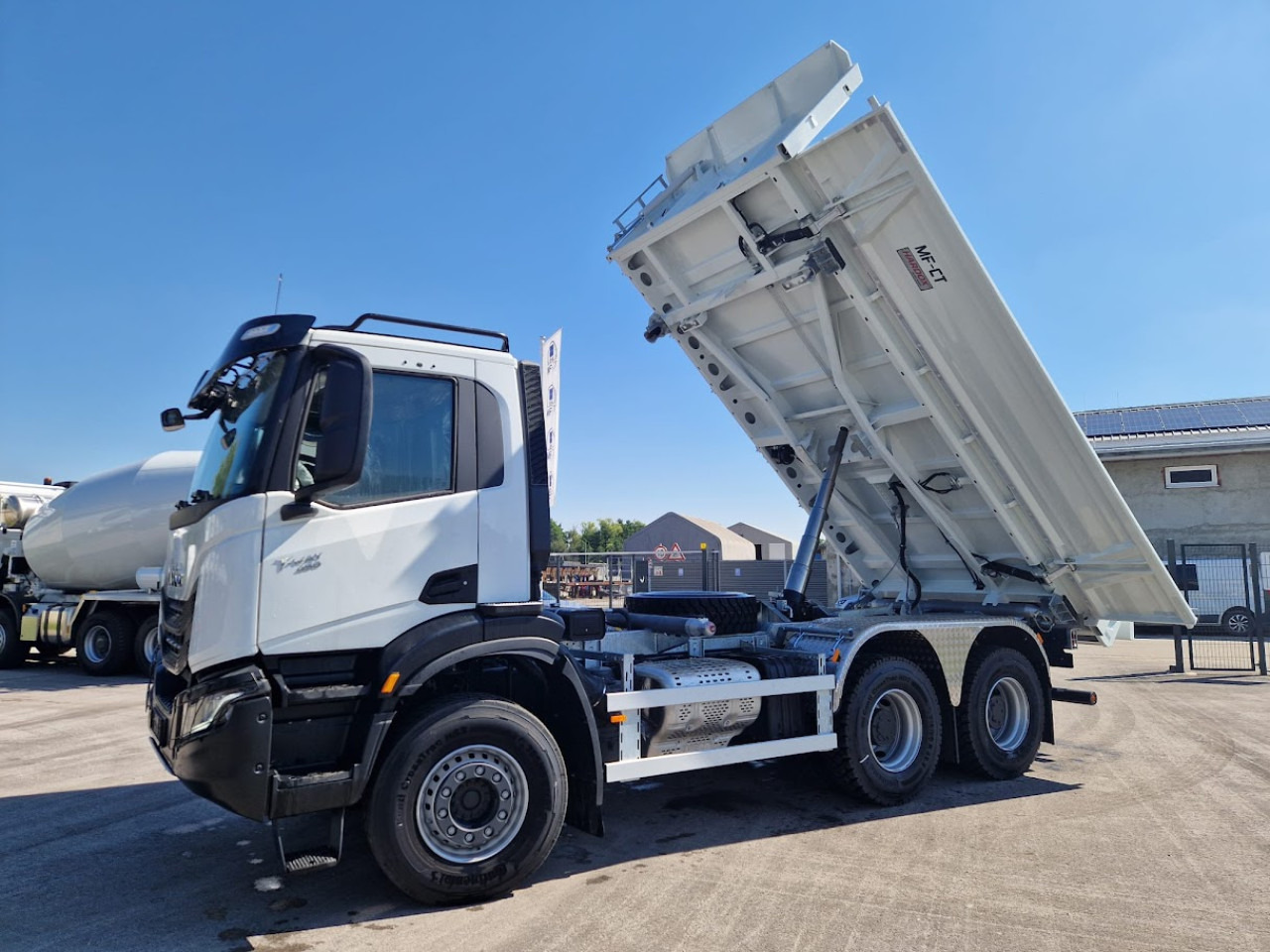 IVECO T-WAY AD380T45 - Carrinha basculante: foto 3 IVECO T-WAY AD380T45 - Carrinha basculante: foto 3