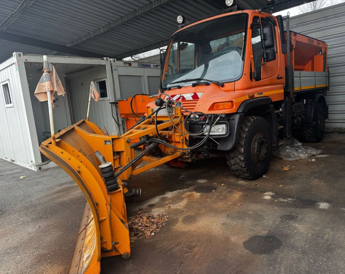 Unimog U400 4x4, Winterdienst, Schild+Streuer - Camião: foto 2 Unimog U400 4x4, Winterdienst, Schild+Streuer - Camião: foto 2