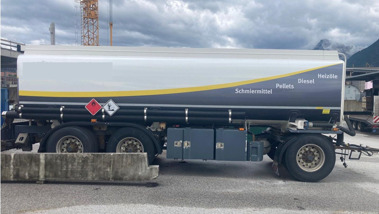 Schwarzmüller Schwingenschlögel, ADR, 3 Kammern, Fuel+Diesel - Reboque cisterna: foto 1 Schwarzmüller Schwingenschlögel, ADR, 3 Kammern, Fuel+Diesel - Reboque cisterna: foto 1