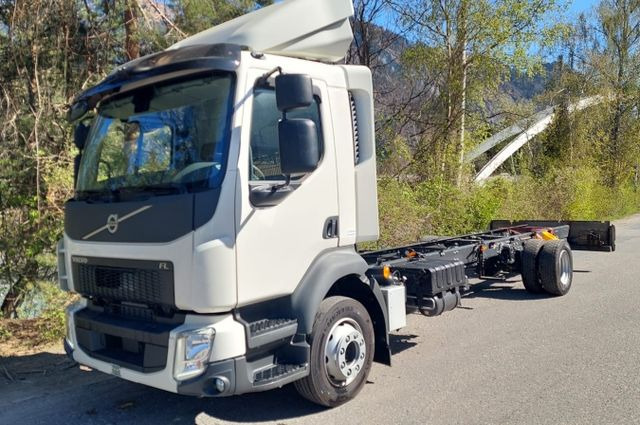 Volvo FL280 4x2, E6, Wohnwagen + 2 Pferdeplaetze Volvo FL280 4x2, E6, 7.40m Chassis, Fahrgestell - Camião de transporte de cavalos: foto 1 Volvo FL280 4x2, E6, Wohnwagen + 2 Pferdeplaetze Volvo FL280 4x2, E6, 7.40m Chassis, Fahrgestell - Camião de transporte de cavalos: foto 1