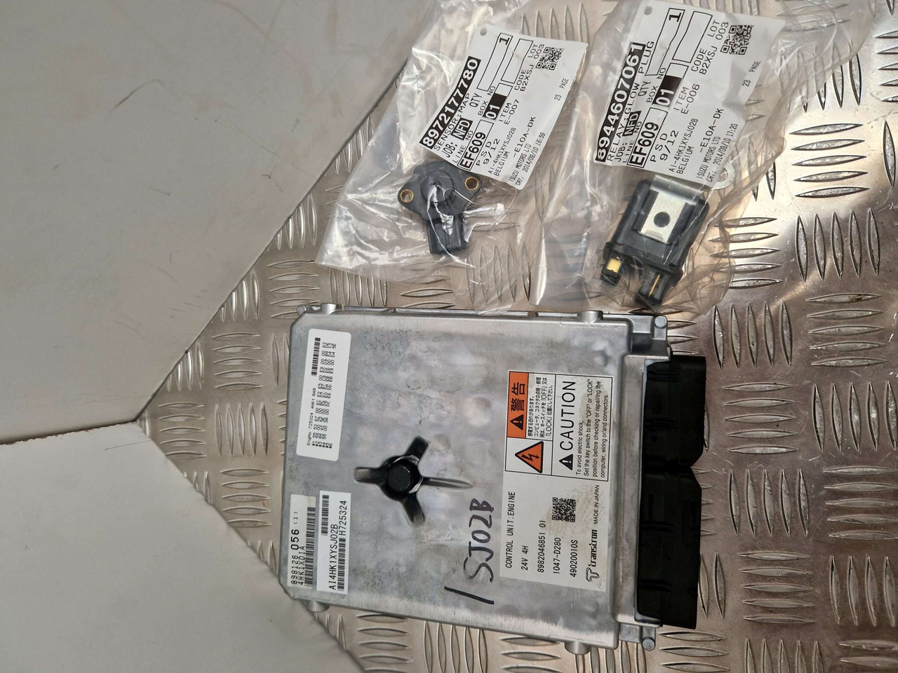 ISUZU ECU 4HK1 XYSJ02B 24V H725324 - Motor e peças para Máquina de construção: foto 2 ISUZU ECU 4HK1 XYSJ02B 24V H725324 - Motor e peças para Máquina de construção: foto 2