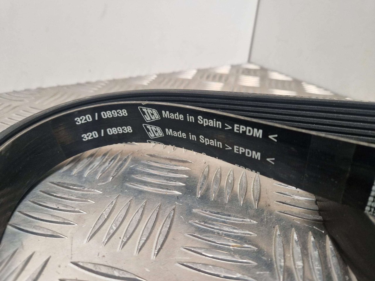 JCB 320/08939 drive belt 2139mm Genuine - Motor e peças para Máquina de construção: foto 2 JCB 320/08939 drive belt 2139mm Genuine - Motor e peças para Máquina de construção: foto 2