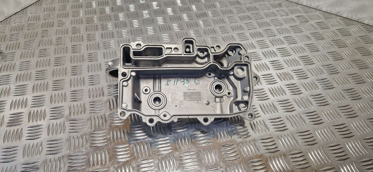 Oil cooler cover JCB 320/A4350 JCB Engine Cooler Cover - Motor e peças para Máquina de construção: foto 3 Oil cooler cover JCB 320/A4350 JCB Engine Cooler Cover - Motor e peças para Máquina de construção: foto 3