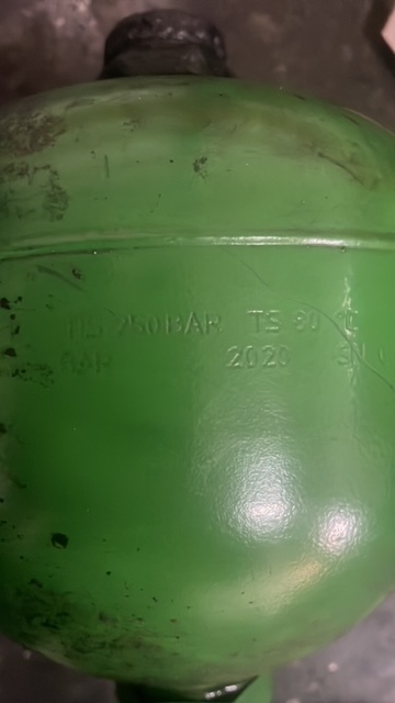 Akumulator gazowy John Deere - Bateria automotiva para Máquina agrícola: foto 1 Akumulator gazowy John Deere - Bateria automotiva para Máquina agrícola: foto 1