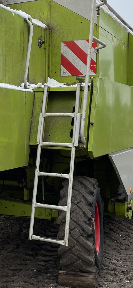 Claas Dominator - wejście tylne - platforma podest 0006075001 - Estribo para Máquina agrícola: foto 1 Claas Dominator - wejście tylne - platforma podest 0006075001 - Estribo para Máquina agrícola: foto 1