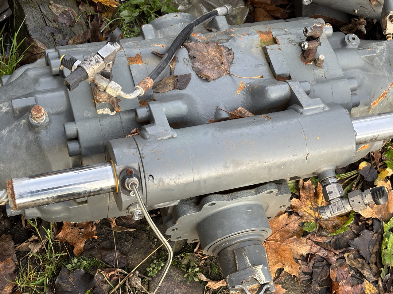 Claas Scorpion 635 Centralna Środkowa Obudowa Osi Przedniej 0019242110 00 1924 211 0 - Eixo dianteiro para Trator: foto 2 Claas Scorpion 635 Centralna Środkowa Obudowa Osi Przedniej 0019242110 00 1924 211 0 - Eixo dianteiro para Trator: foto 2