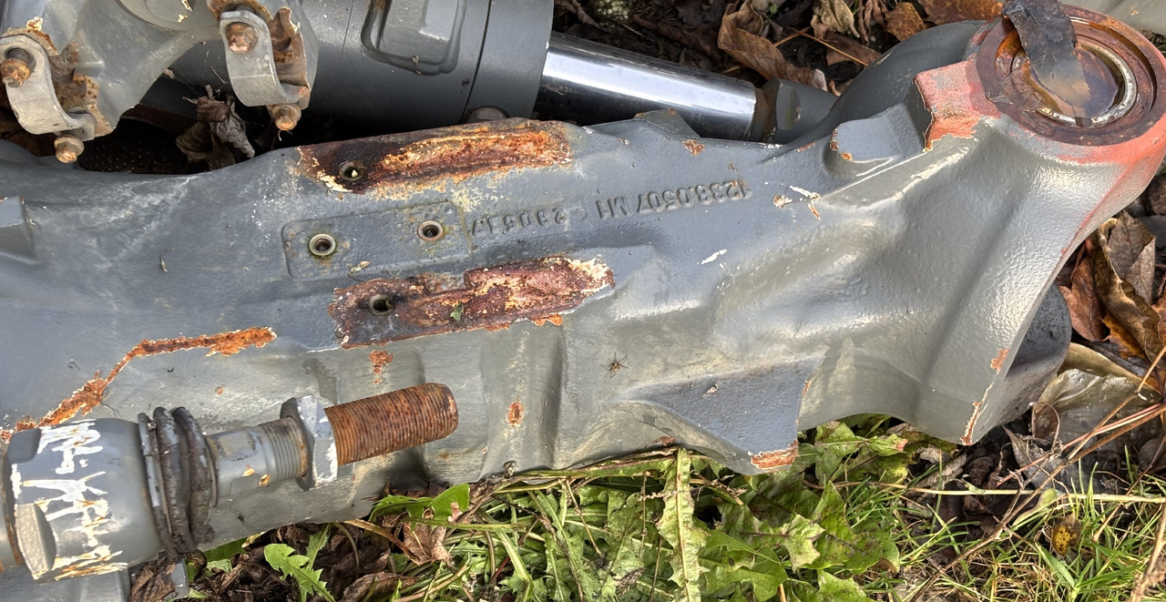 Claas Scorpion 635 Wałek Przegubowy Czop Obudowa Przedniej Osi Pochwa Hamulec - Eixo dianteiro para Trator: foto 3 Claas Scorpion 635 Wałek Przegubowy Czop Obudowa Przedniej Osi Pochwa Hamulec - Eixo dianteiro para Trator: foto 3