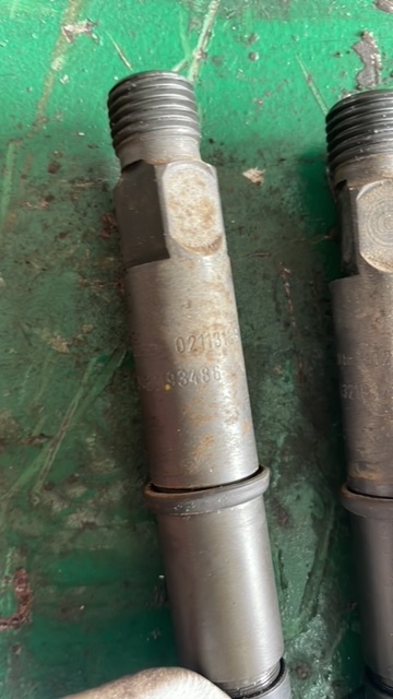Deutz BF4M2012 wtryski 02931905 - Injector para Máquina agrícola: foto 1 Deutz BF4M2012 wtryski 02931905 - Injector para Máquina agrícola: foto 1