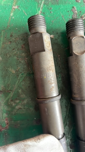 Deutz BF4M2012 wtryski 02931905 - Injector para Máquina agrícola: foto 2 Deutz BF4M2012 wtryski 02931905 - Injector para Máquina agrícola: foto 2