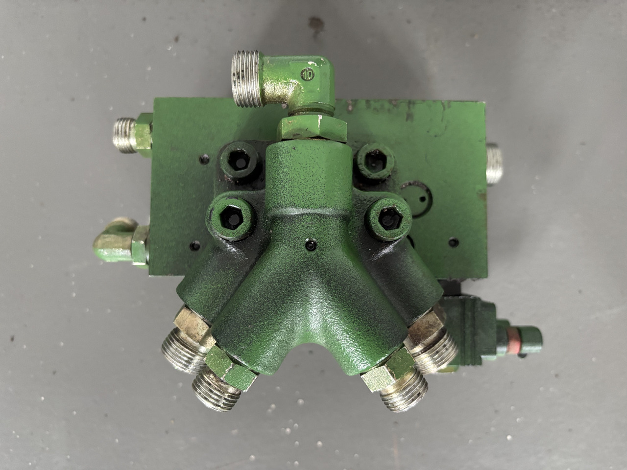 John Deere 6010 6110 6210 6310 6410 Blok Zaworowy TLS AL116954 - Válvula hidráulica para Máquina agrícola: foto 2 John Deere 6010 6110 6210 6310 6410 Blok Zaworowy TLS AL116954 - Válvula hidráulica para Máquina agrícola: foto 2