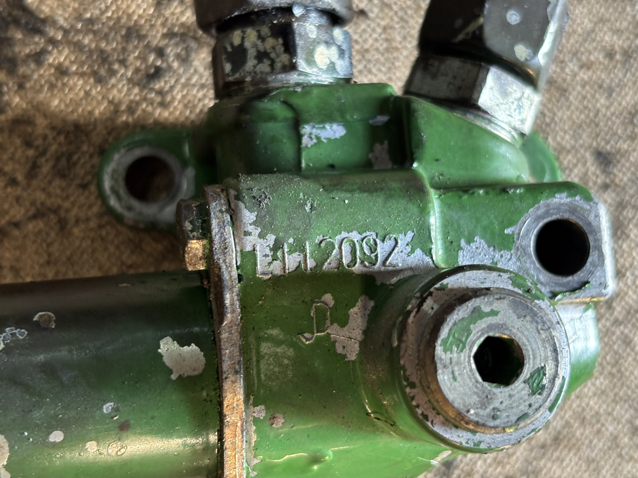 John Deere 6010 6110 6210 6506 6600 Obudowa zaworu elektromagnetycznego L112092 - Válvula hidráulica para Máquina agrícola: foto 2 John Deere 6010 6110 6210 6506 6600 Obudowa zaworu elektromagnetycznego L112092 - Válvula hidráulica para Máquina agrícola: foto 2