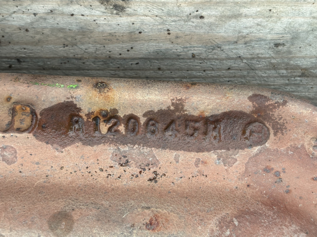 John Deere 8100 8200 8300 8120 8210 Kolektor Wydechowy R120644 R120645 - Colector de escape para Máquina agrícola: foto 3 John Deere 8100 8200 8300 8120 8210 Kolektor Wydechowy R120644 R120645 - Colector de escape para Máquina agrícola: foto 3