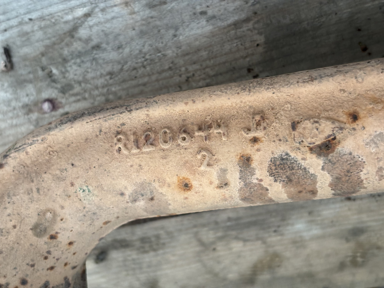 John Deere 8100 8200 8300 8120 8210 Kolektor Wydechowy R120644 R120645 - Colector de escape para Máquina agrícola: foto 2 John Deere 8100 8200 8300 8120 8210 Kolektor Wydechowy R120644 R120645 - Colector de escape para Máquina agrícola: foto 2