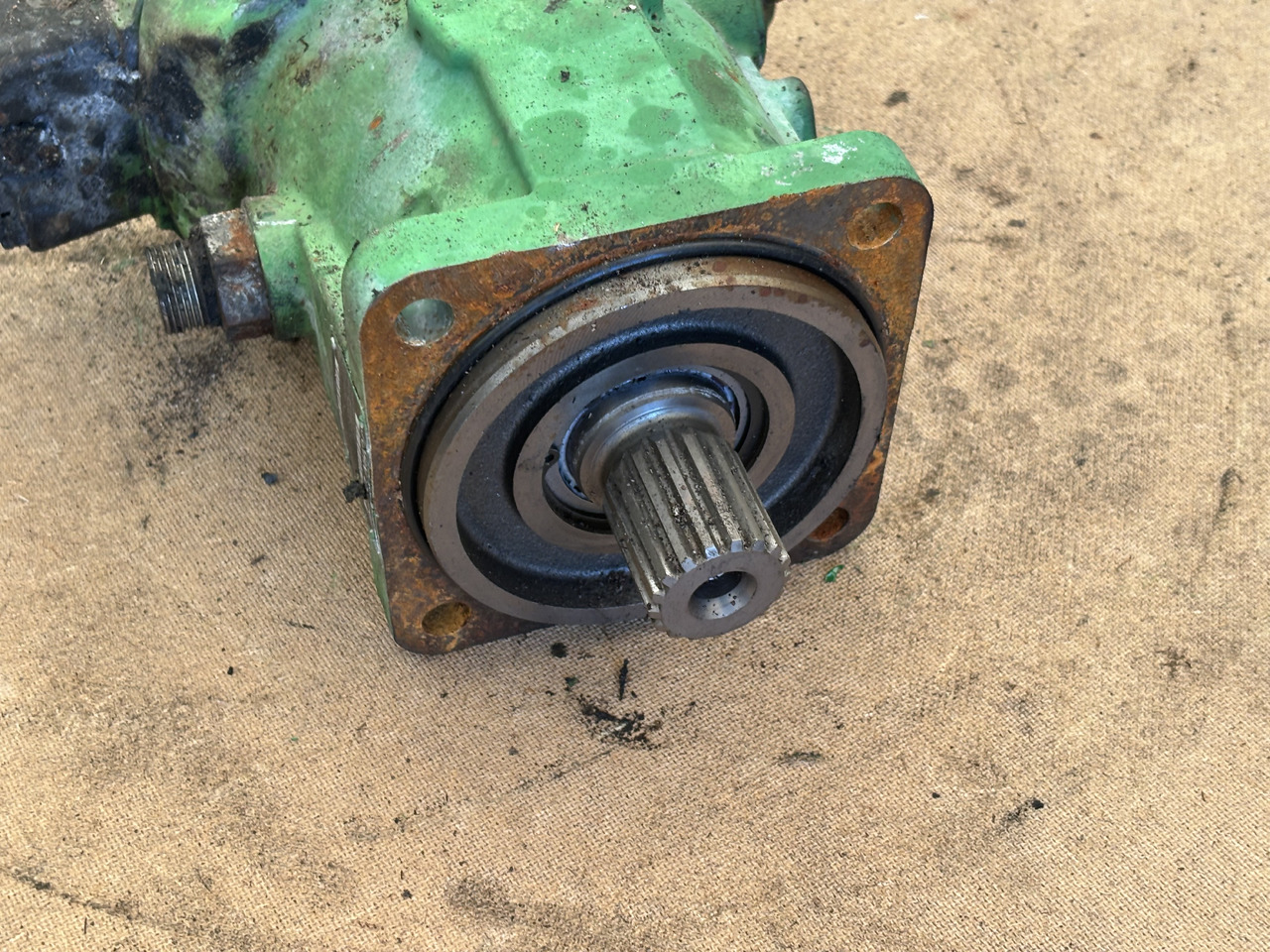 John Deere 8200 8300 8400 8500 Silnik hydrauliczny AXE83863 - Motor hidráulico para Máquina agrícola: foto 3 John Deere 8200 8300 8400 8500 Silnik hydrauliczny AXE83863 - Motor hidráulico para Máquina agrícola: foto 3