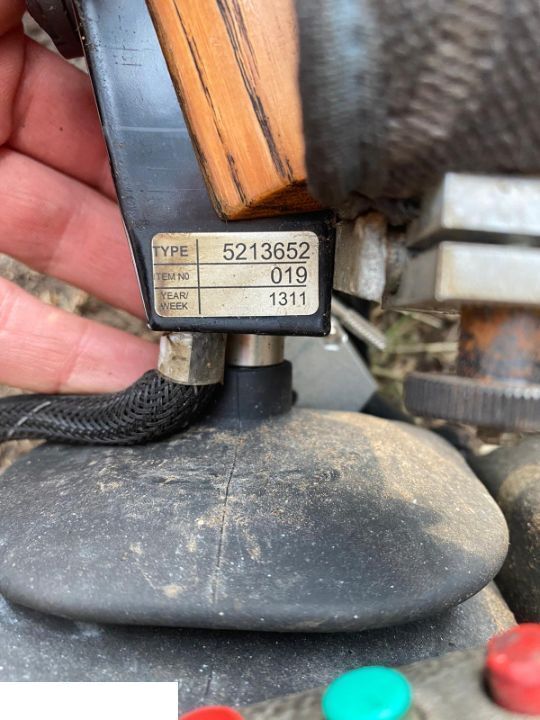 Komatsu Valmet Joystick TYP: / 2145 015 2817 Joistick Sterowanie - Cabine e interior para Equipamento florestal: foto 1 Komatsu Valmet Joystick TYP: / 2145 015 2817 Joistick Sterowanie - Cabine e interior para Equipamento florestal: foto 1