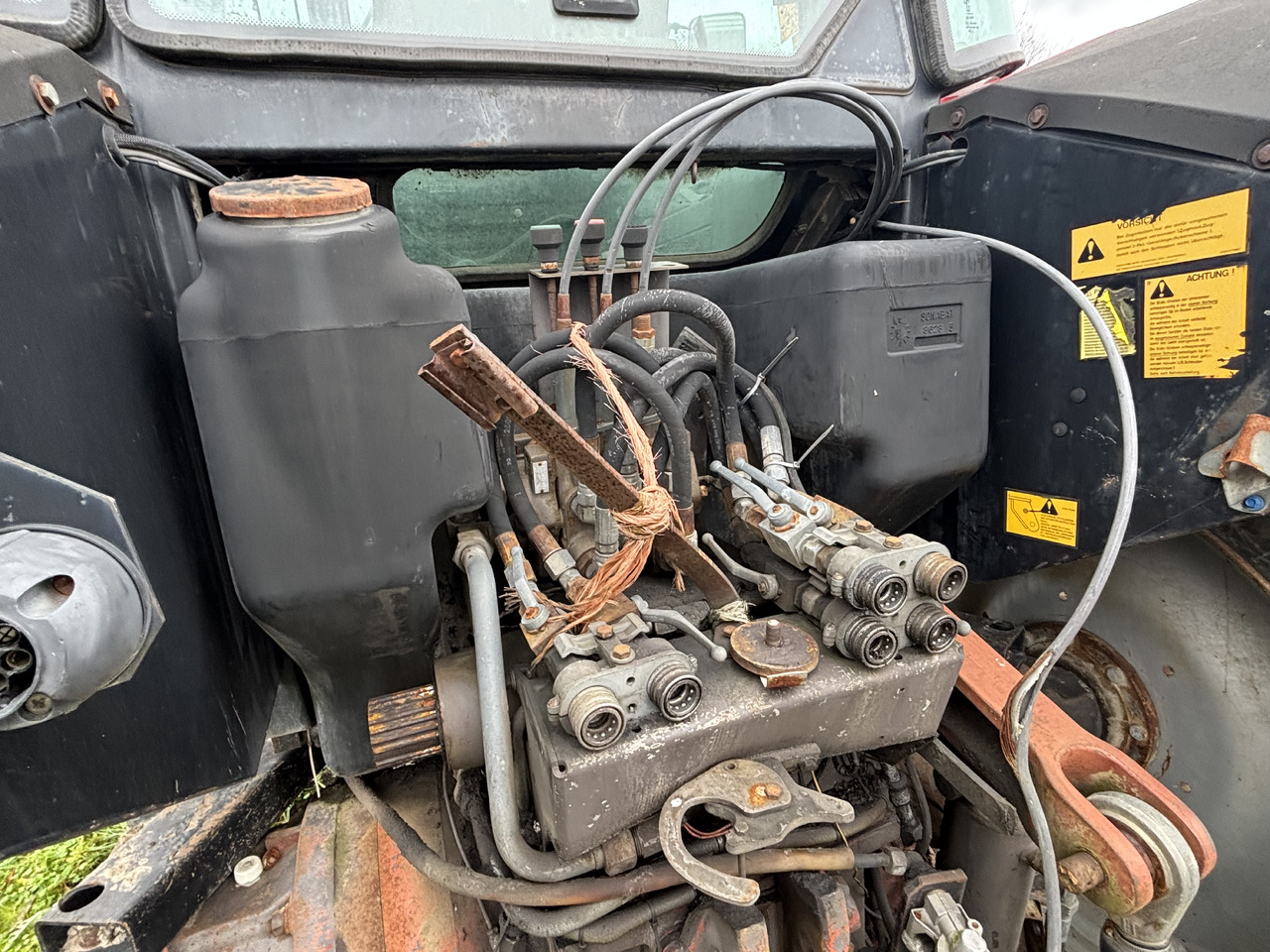 Massey Ferguson 8160 Rozdzielacz Hydrauliczny 3 CZĘŚCI 3713021M93 - Válvula hidráulica para Máquina agrícola: foto 1 Massey Ferguson 8160 Rozdzielacz Hydrauliczny 3 CZĘŚCI 3713021M93 - Válvula hidráulica para Máquina agrícola: foto 1