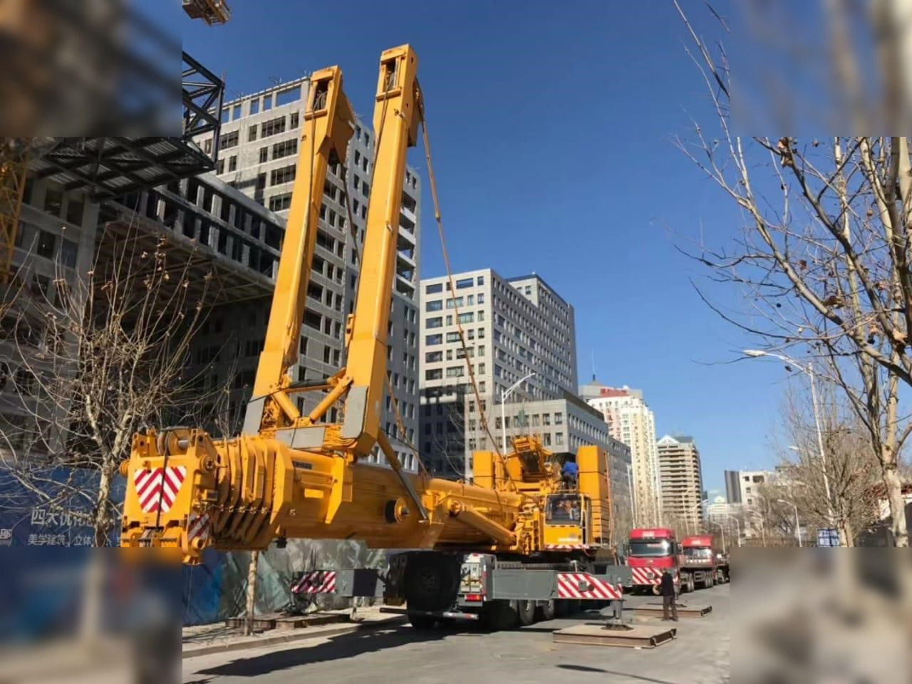 2012 LIEBHERR LTM1500-8.1 - Grua todo o terreno: foto 1 2012 LIEBHERR LTM1500-8.1 - Grua todo o terreno: foto 1
