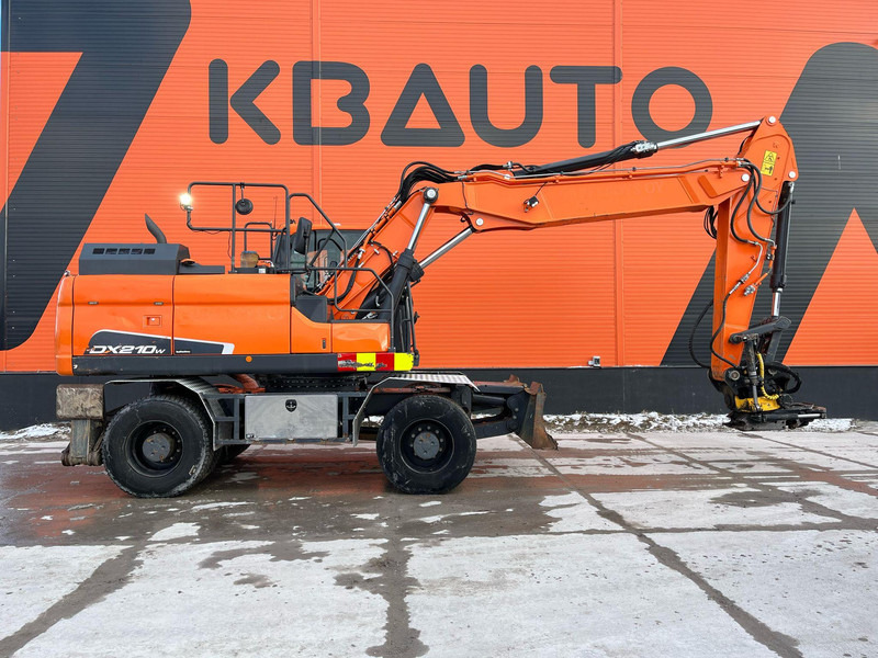Doosan DX 210 W-5 ROTOTILT / AC / CENTRAL LUBRICATION / WEBASTO - Escavadeira de rodas: foto 4 Doosan DX 210 W-5 ROTOTILT / AC / CENTRAL LUBRICATION / WEBASTO - Escavadeira de rodas: foto 4