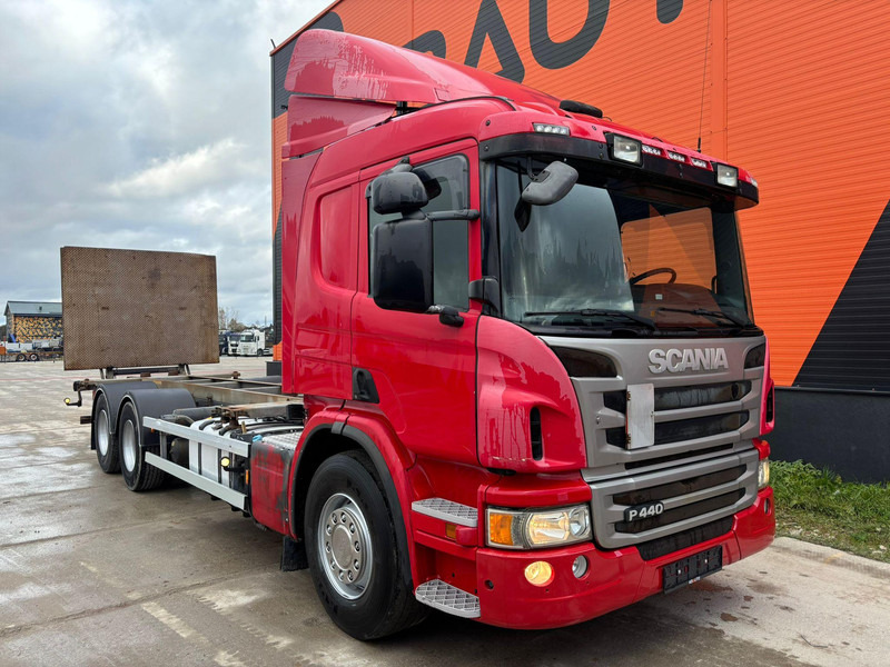 Scania P 440 6x2 RETARDER / CHASSIS L=7741 mm - Camião transportador de contêineres/ Caixa móvel: foto 4 Scania P 440 6x2 RETARDER / CHASSIS L=7741 mm - Camião transportador de contêineres/ Caixa móvel: foto 4