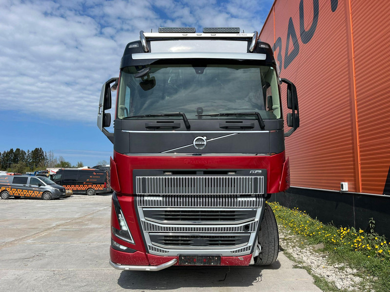 Volvo FH 16 750 8x4/4 DAMAGED ! - Camião de transporte de madeira, Camião grua: foto 3 Volvo FH 16 750 8x4/4 DAMAGED ! - Camião de transporte de madeira, Camião grua: foto 3
