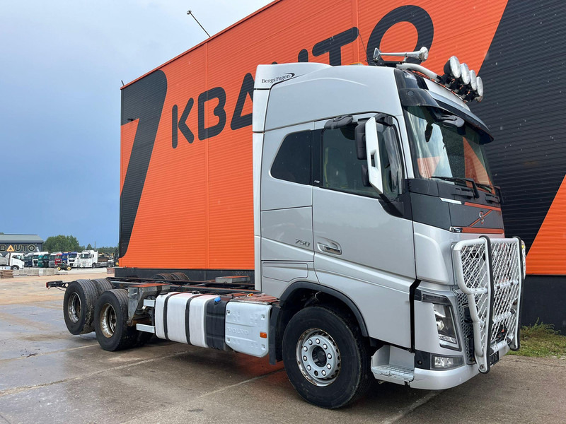 Volvo FH 750 6x4 CHASSIS L=6970 / RETARDER / PTO / TANDEM AXLE LIFT - Camião chassi: foto 3 Volvo FH 750 6x4 CHASSIS L=6970 / RETARDER / PTO / TANDEM AXLE LIFT - Camião chassi: foto 3