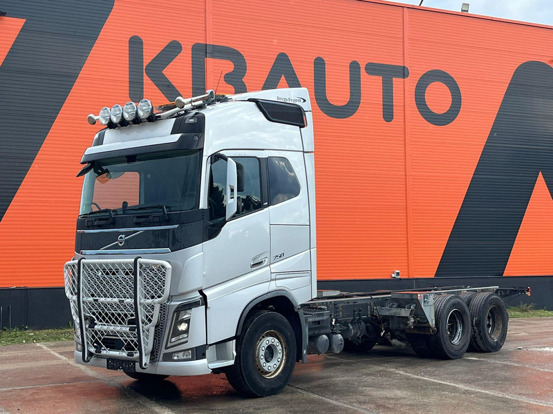 Volvo FH 750 6x4 CHASSIS L=6970 / RETARDER / PTO / TANDEM AXLE LIFT - Camião chassi: foto 1 Volvo FH 750 6x4 CHASSIS L=6970 / RETARDER / PTO / TANDEM AXLE LIFT - Camião chassi: foto 1