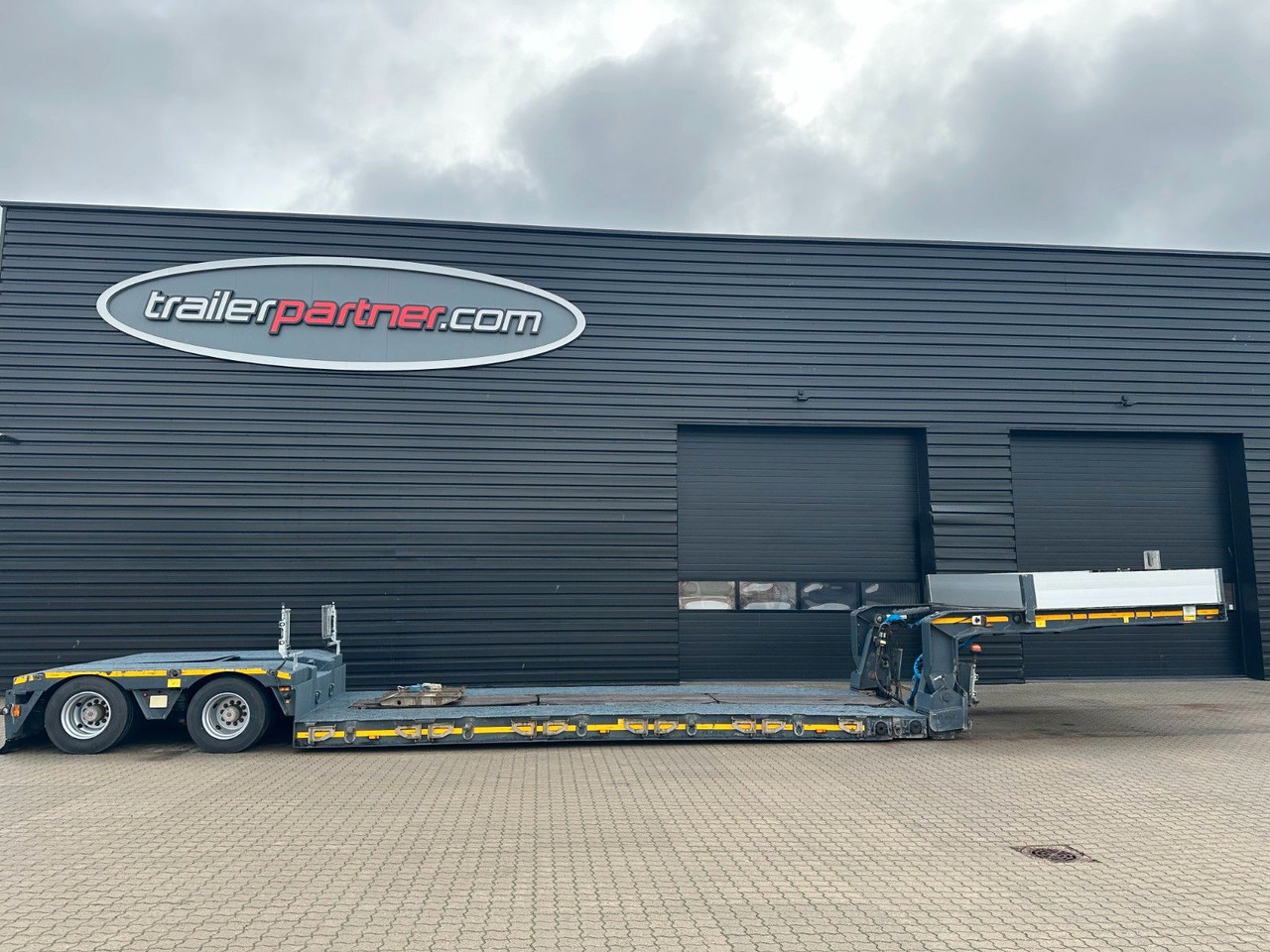 Faymonville 2 achs tiefbett / 2 x ausziehbar / 17.450 mm Faymonville 2 achs tiefbett / 2 x ausziehbar / 17.450 mm - Semi-reboque baixa: foto 3 Faymonville 2 achs tiefbett / 2 x ausziehbar / 17.450 mm Faymonville 2 achs tiefbett / 2 x ausziehbar / 17.450 mm - Semi-reboque baixa: foto 3