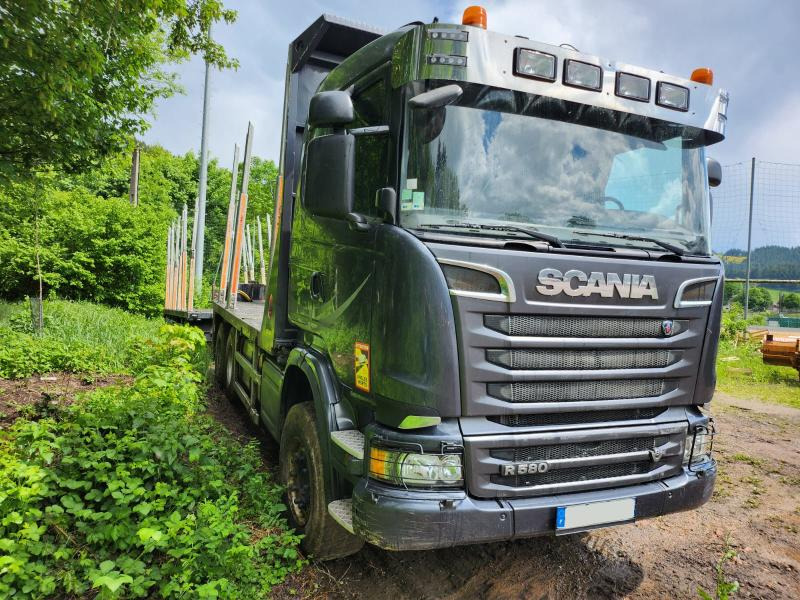 Scania R R 580 - Camião de transporte de madeira, Camião grua: foto 1 Scania R R 580 - Camião de transporte de madeira, Camião grua: foto 1
